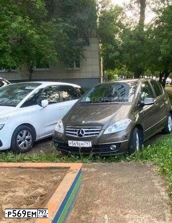 Фото автомобиля MERCEDES A-KLASSE, 2008 — госномер Р569ЕМ797. Цвет: КОРИЧНЕВО-ПЕСОЧНЫЙ