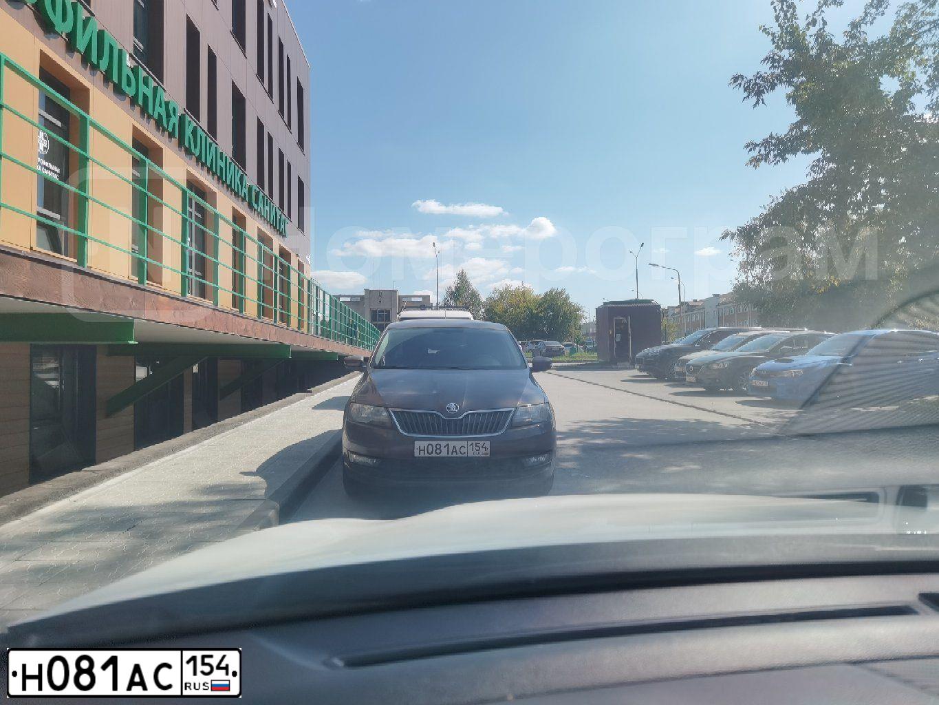 Фото автомобиля SKODA RAPID, 2017 — госномер Н081АС154. Цвет: Коричневый