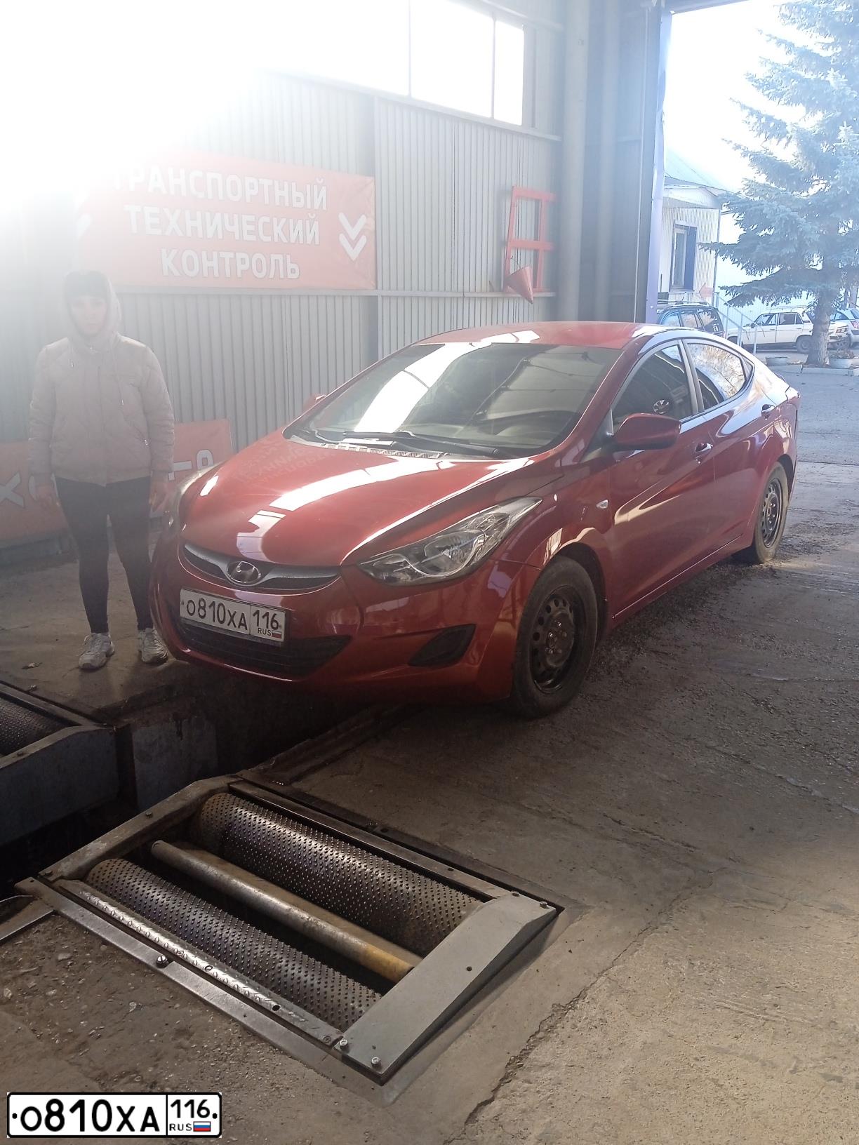 Фото автомобиля HYUNDAI ELANTRA, 2011 — госномер М645УТ702. Цвет: Красный
