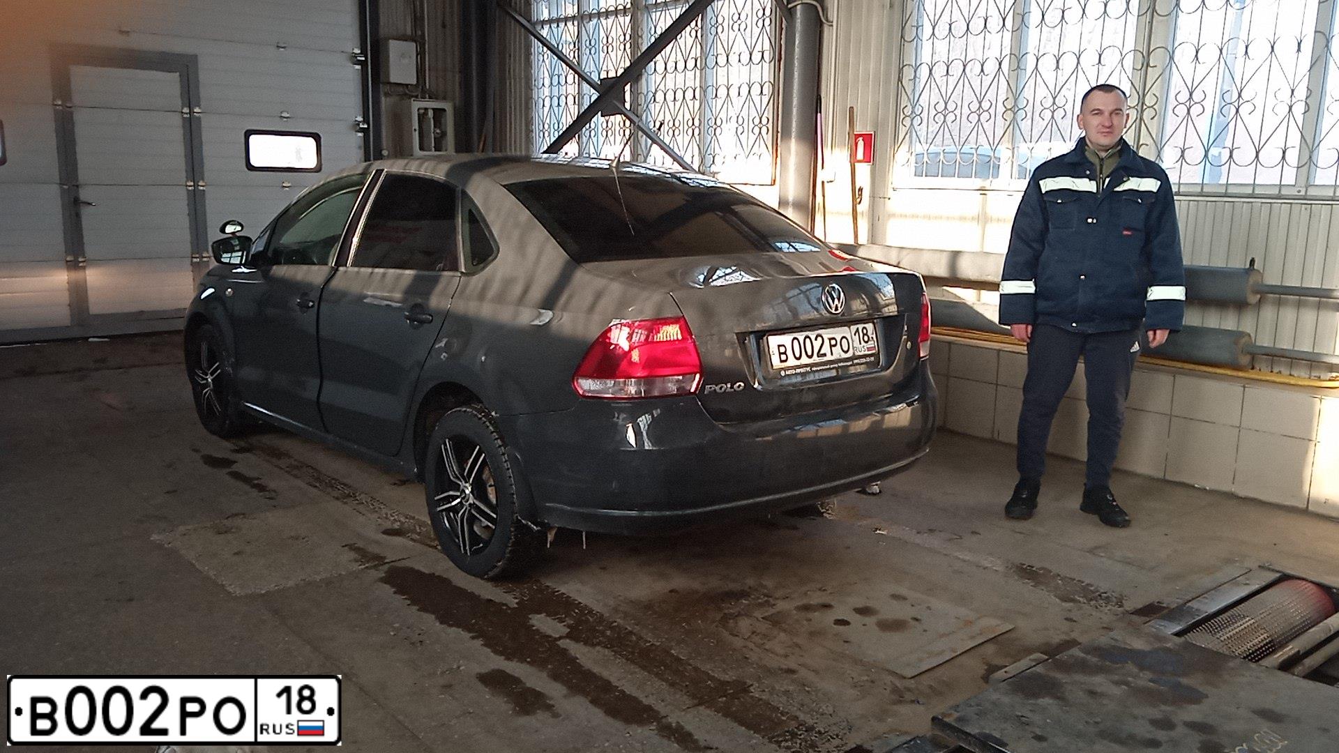 Фото автомобиля VOLKSWAGEN POLO, 2012 — госномер В002РО18. Цвет: Серый