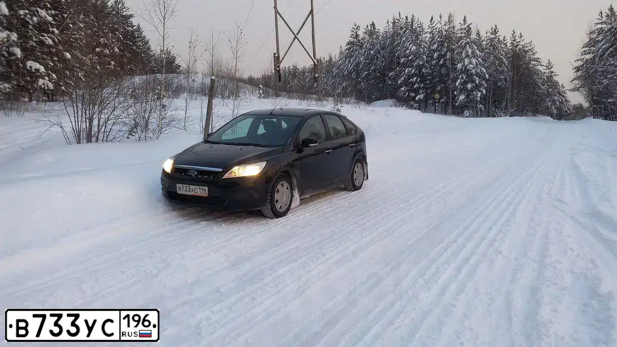 Фото автомобиля FORD FOCUS, 2011 — госномер В733УС196. Цвет: ЧЕРНЫЙ