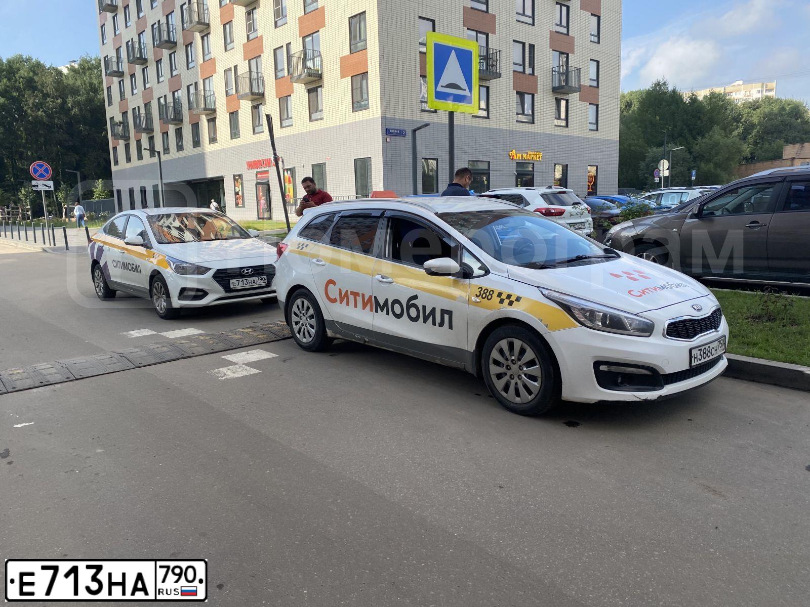 Фото автомобиля HYUNDAI SOLARIS, 2019 — госномер Х407ТЕ05. Цвет: БЕЛЫЙ-ЖЕЛТЫЙ-СЕРЫЙ