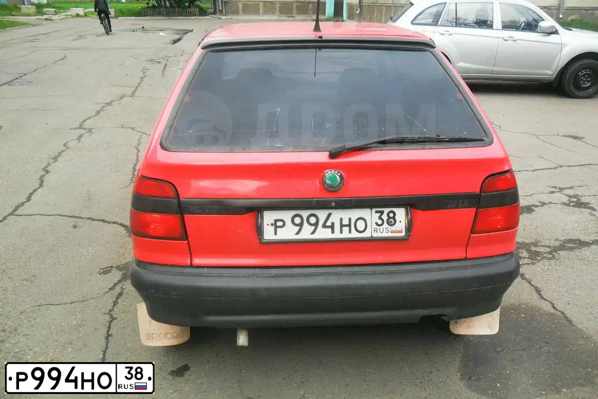 Фото автомобиля SKODA FELICIA, 1997 — госномер У480ВА138. Цвет: КРАСНЫЙ
