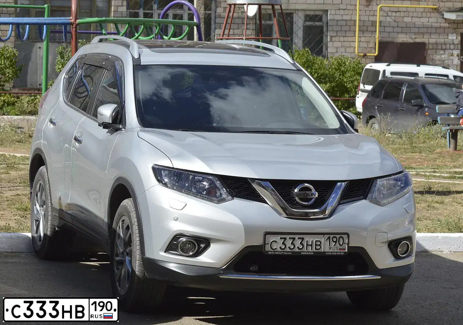 Фото автомобиля NISSAN X-TRAIL, 2015 — госномер С333НВ190. Цвет: СЕРЫЙ