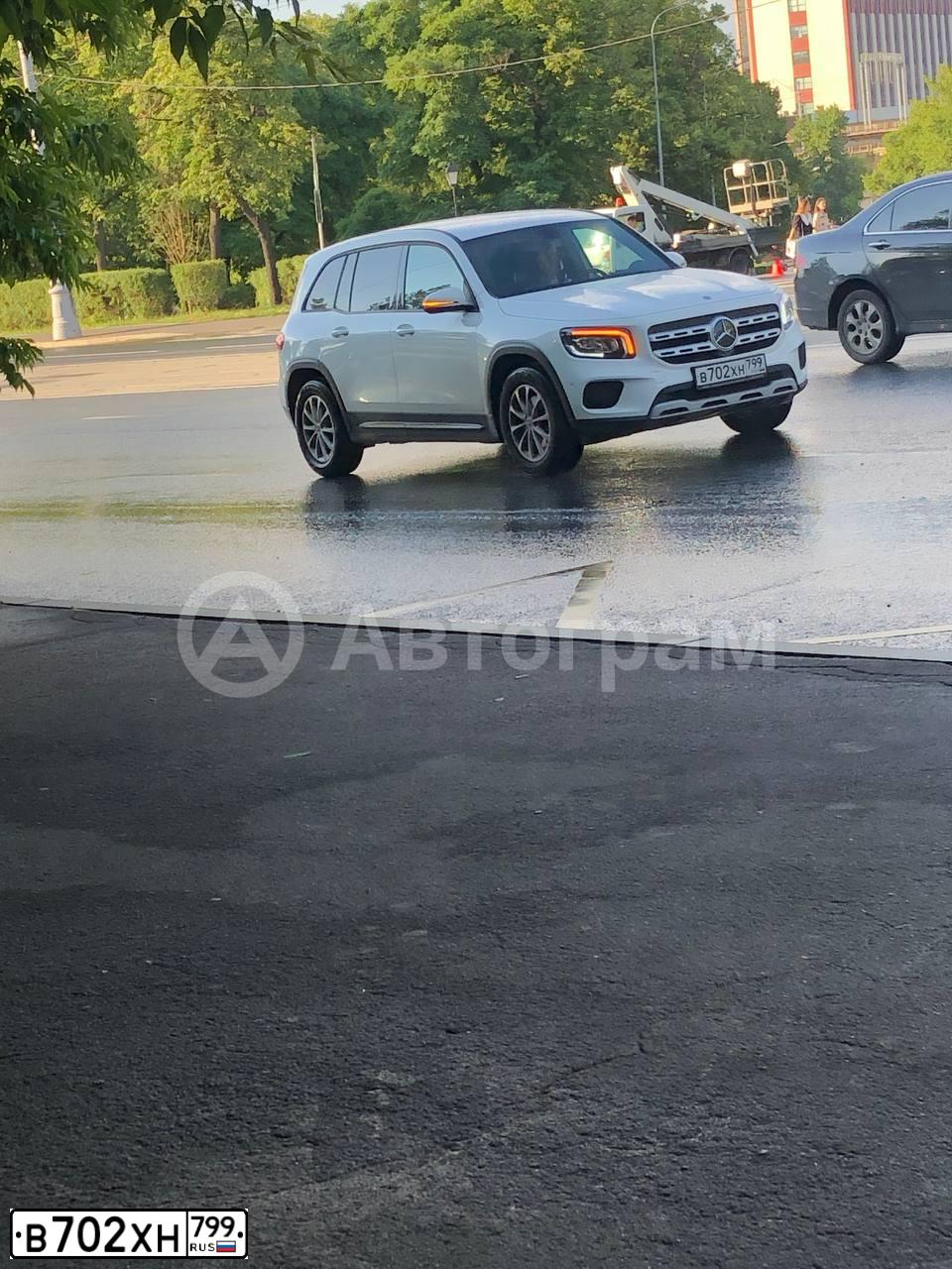 Фото автомобиля MERCEDES-BENZ МЕРСЕДЕС-БЕНЦ GLB 200, 2020 — госномер В702ХН799. Цвет: БЕЛЫЙ