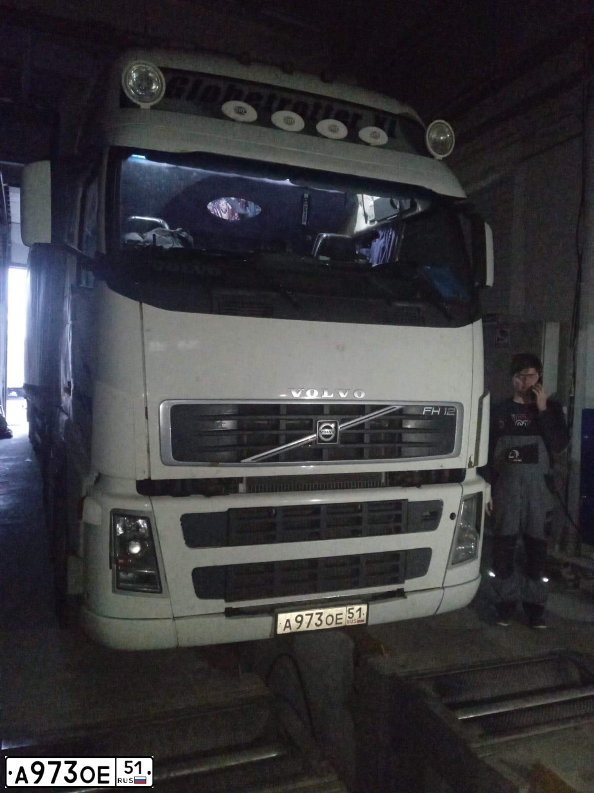 Фото автомобиля VOLVO FH12, 2005 — госномер Р362КК126. Цвет: Белый
