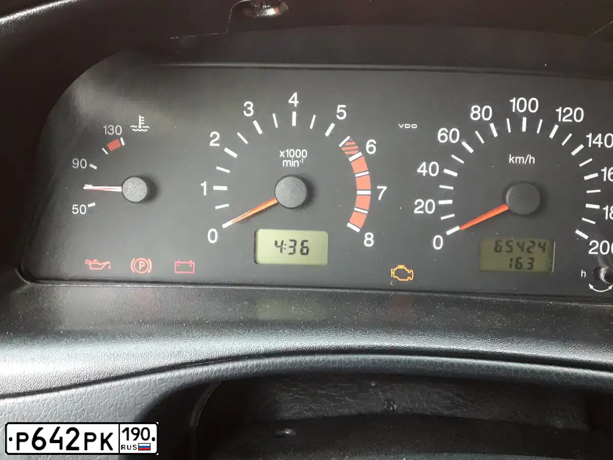 Фото автомобиля CHEVROLET NIVA, 2011 — госномер Р642РК190. Цвет: СЕРО-КОРИЧНЕВЫЙ МЕТАЛЛИК