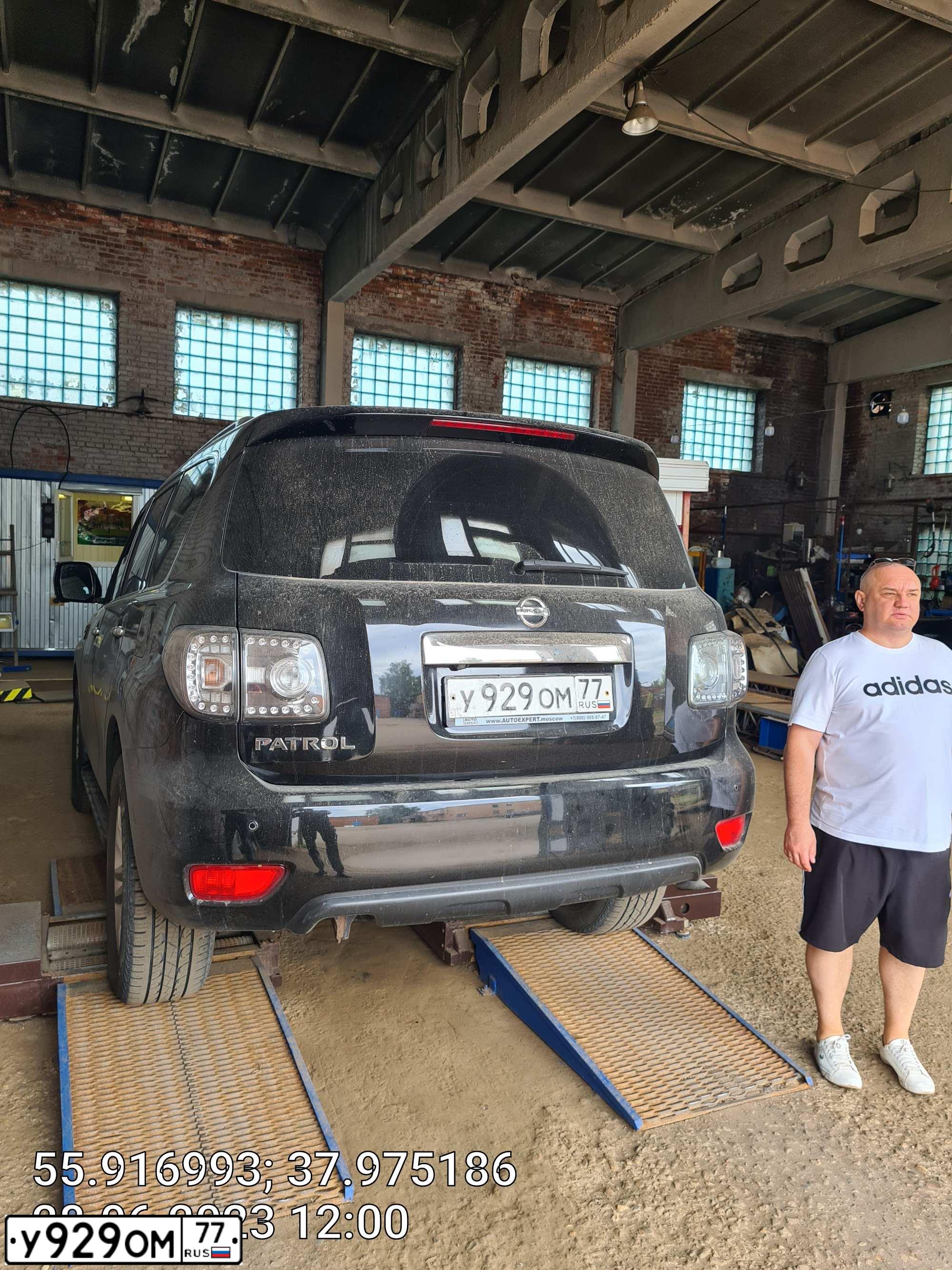 Фото автомобиля NISSAN PATROL, 2013 — госномер О490ХА790. Цвет: ЧЕРНЫЙ