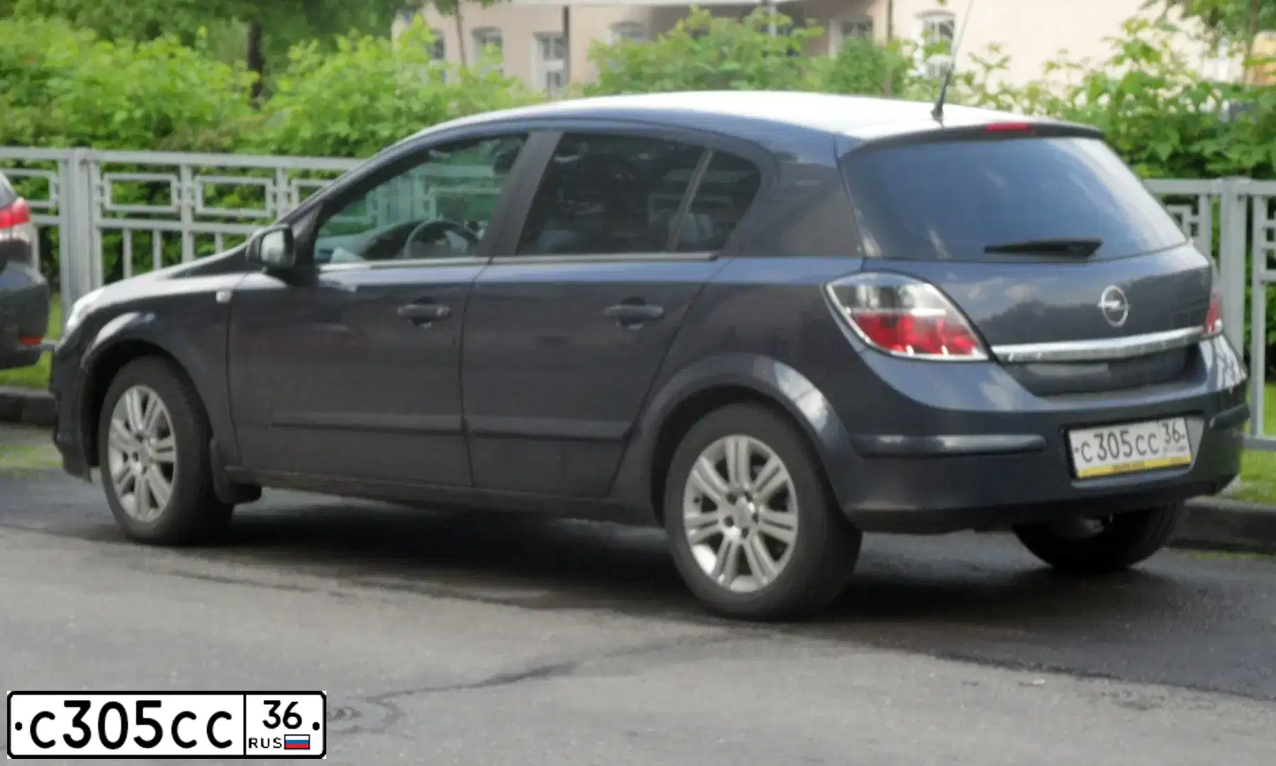Фото автомобиля NISSAN PRIMERA, 2007 — госномер У395АА136. Цвет: ЧЕРНЫЙ
