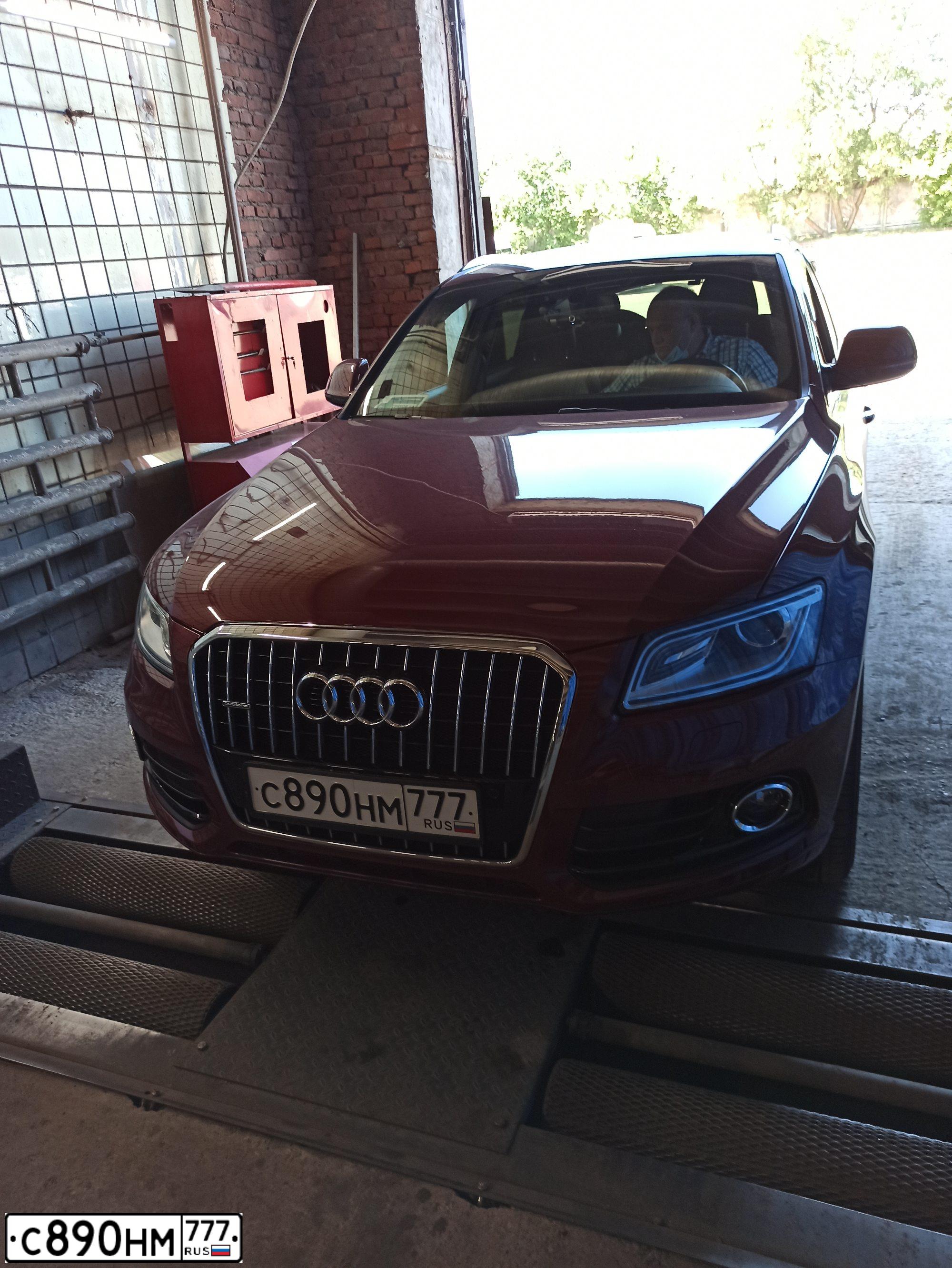 Фото автомобиля AUDI Q5, 2015 — госномер С890НМ777. Цвет: КРАСНЫЙ
