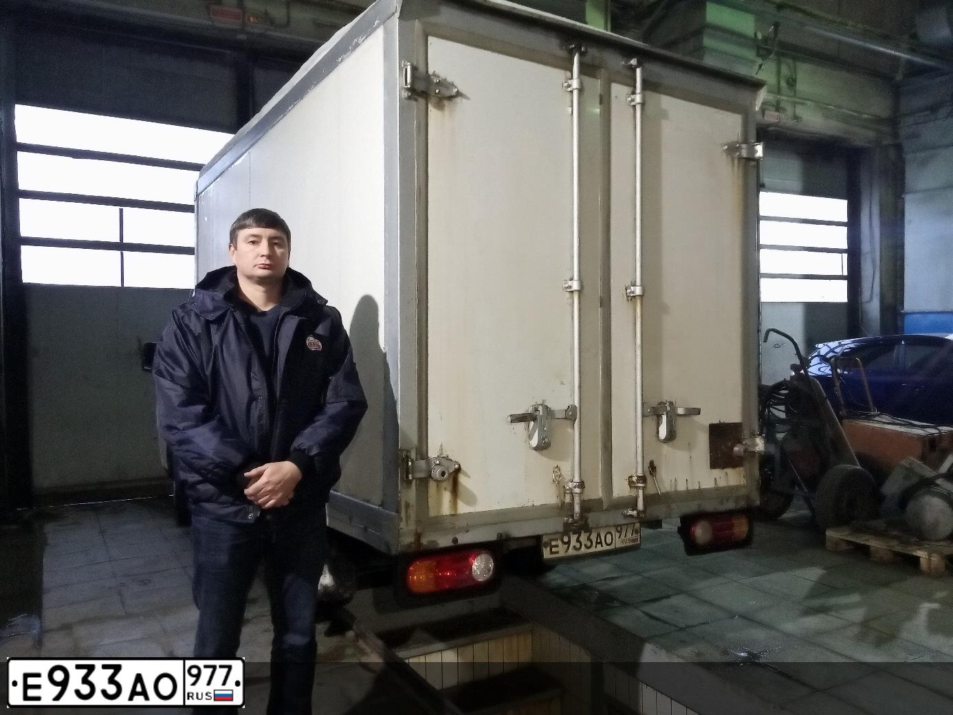 Фото автомобиля HYUNDAI PORTER, 2011 — госномер Е933АО977. Цвет: Белый