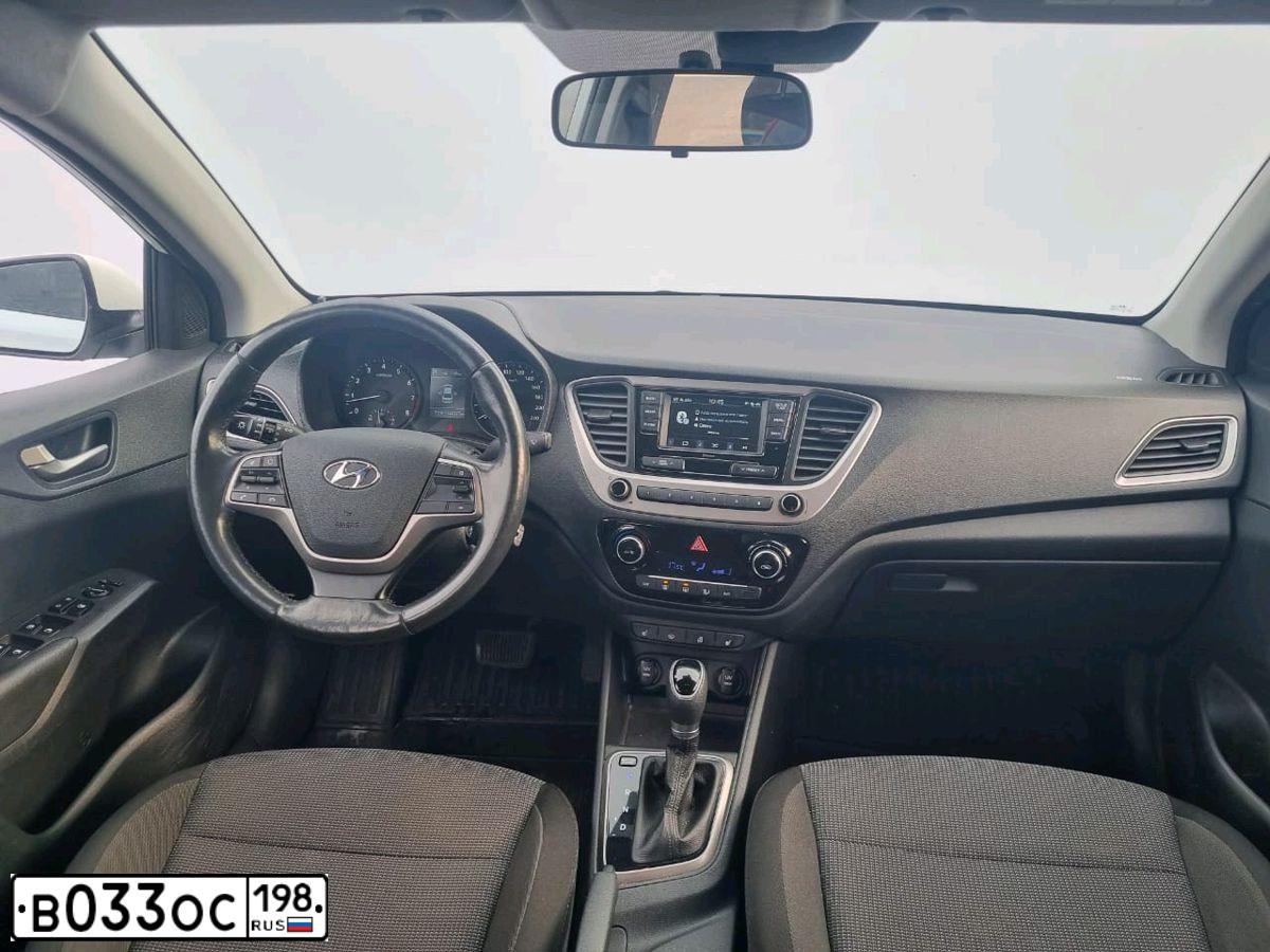 Фото автомобиля HYUNDAI SOLARIS, 2018 — госномер В033ОС198. Цвет: БЕЛЫЙ