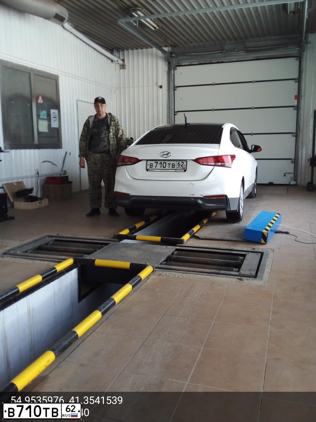 Фото автомобиля HYUNDAI SOLARIS, 2018 — госномер В710ТВ62. Цвет: БЕЛЫЙ-ЖЕЛТЫЙ-СЕРЫЙ
