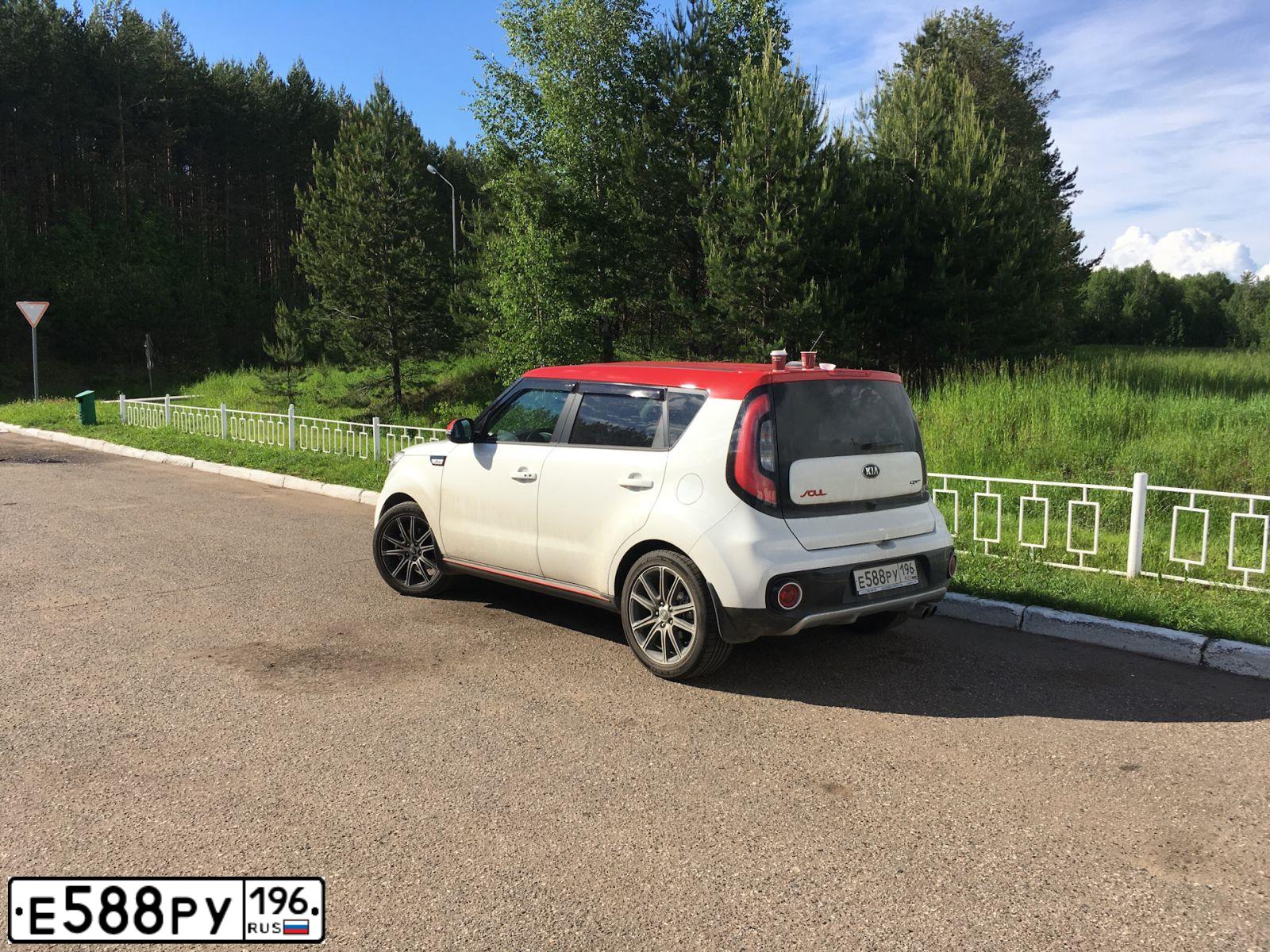 Фото автомобиля KIA SOUL, 2016 — госномер Е588РУ196. Цвет: Белый