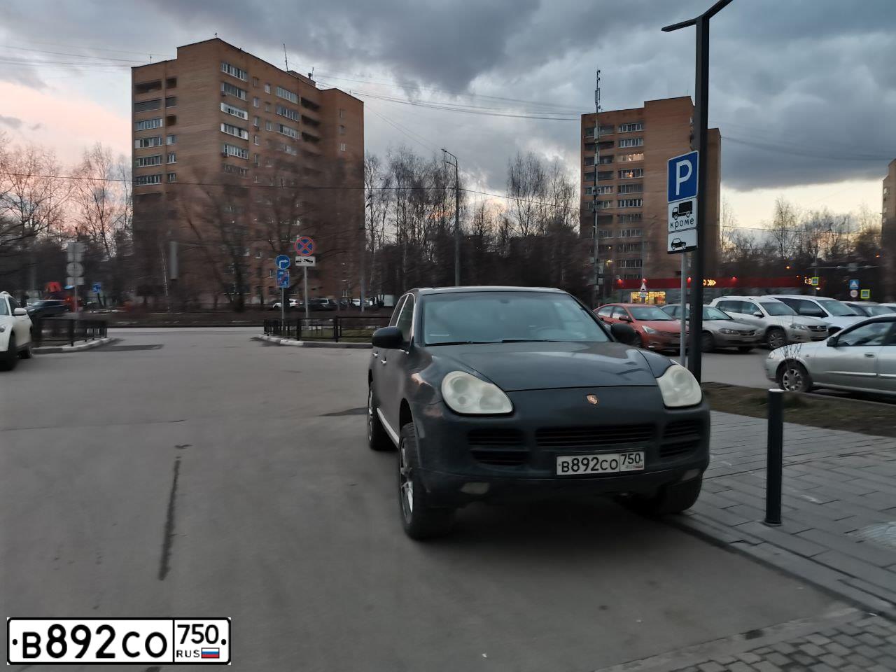 Фото автомобиля PORSCHE CAYENNE, 2004 — госномер М800ХХ178. Цвет: ЧЕРНЫЙ