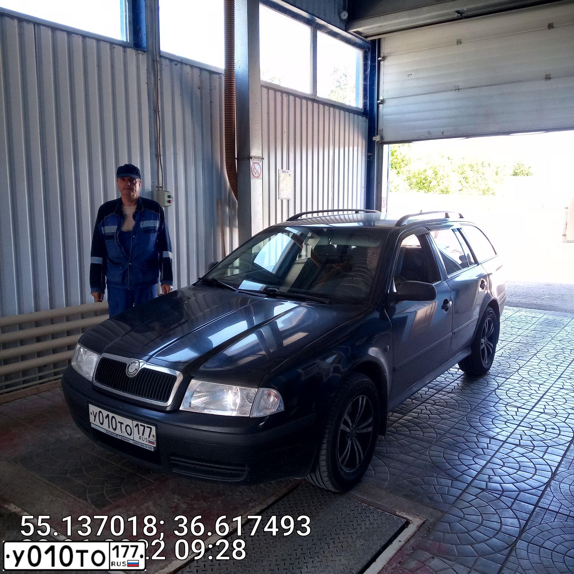 Фото автомобиля SKODA OCTAVIA, 2009 — госномер Р002НС40. Цвет: ЧЕРНЫЙ