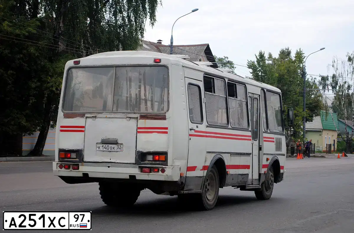Фото автомобиля PAZ 3205, 2002 — госномер К140ВК32. Цвет: Бело-красный