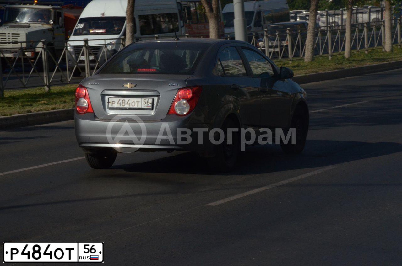 Фото автомобиля CHEVROLET AVEO, 2014 — госномер Р484ОТ56. Цвет: СЕРЫЙ МЕТАЛЛИК