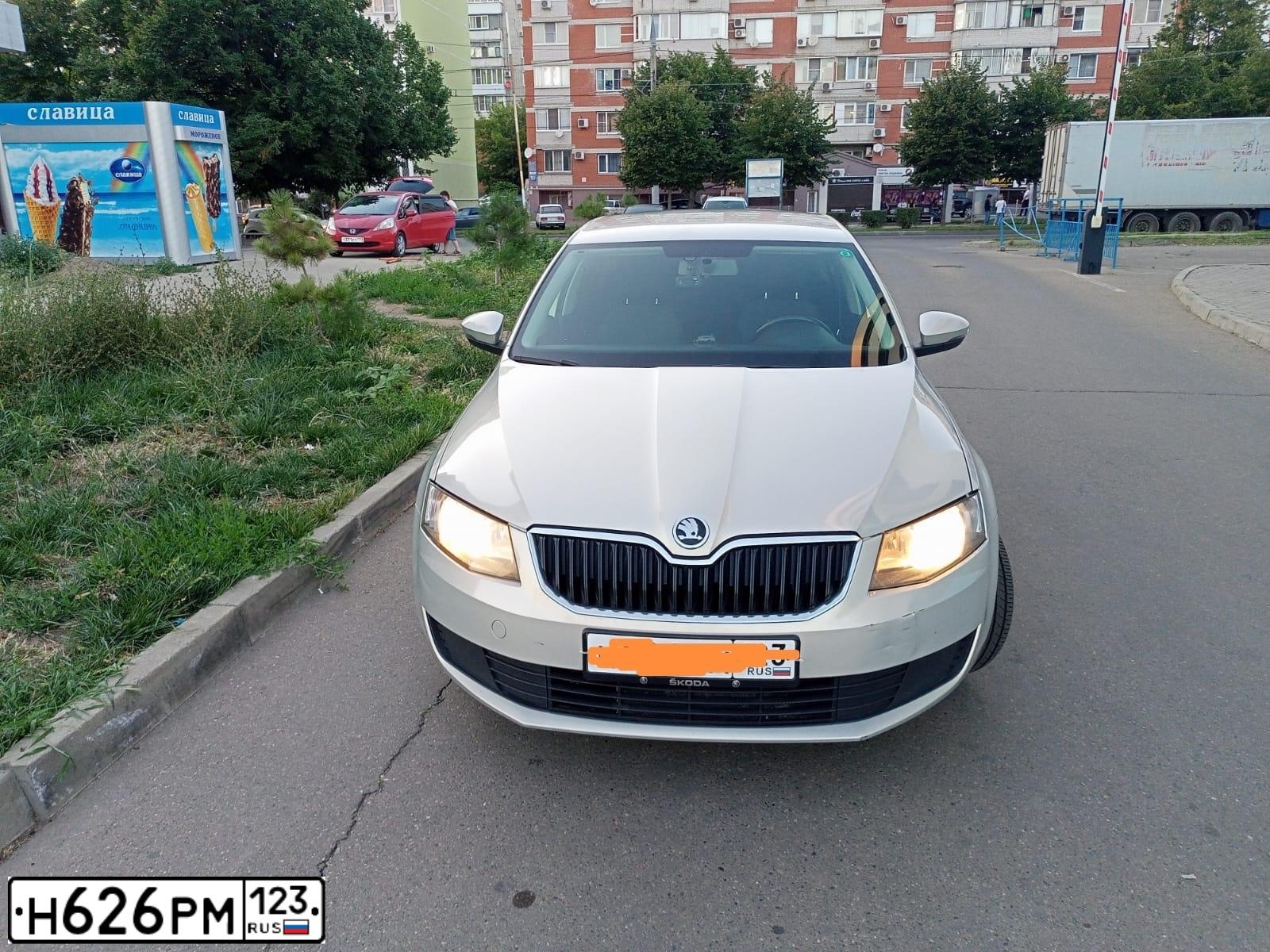 Фото автомобиля SKODA OCTAVIA, 2015 — госномер С496ВУ761. Цвет: Серебристо-Желтый