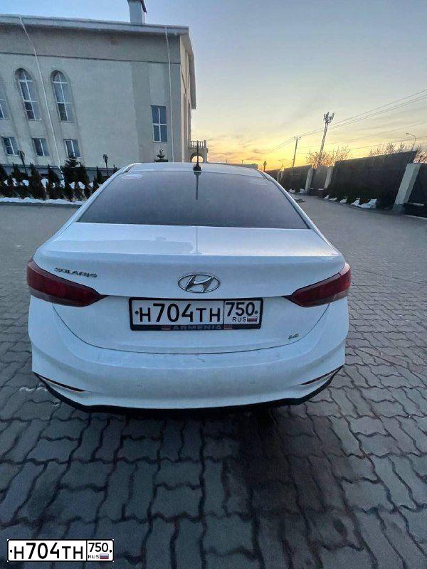 Фото автомобиля HYUNDAI SOLARIS, 2018 — госномер Н704ТН750. Цвет: Белый