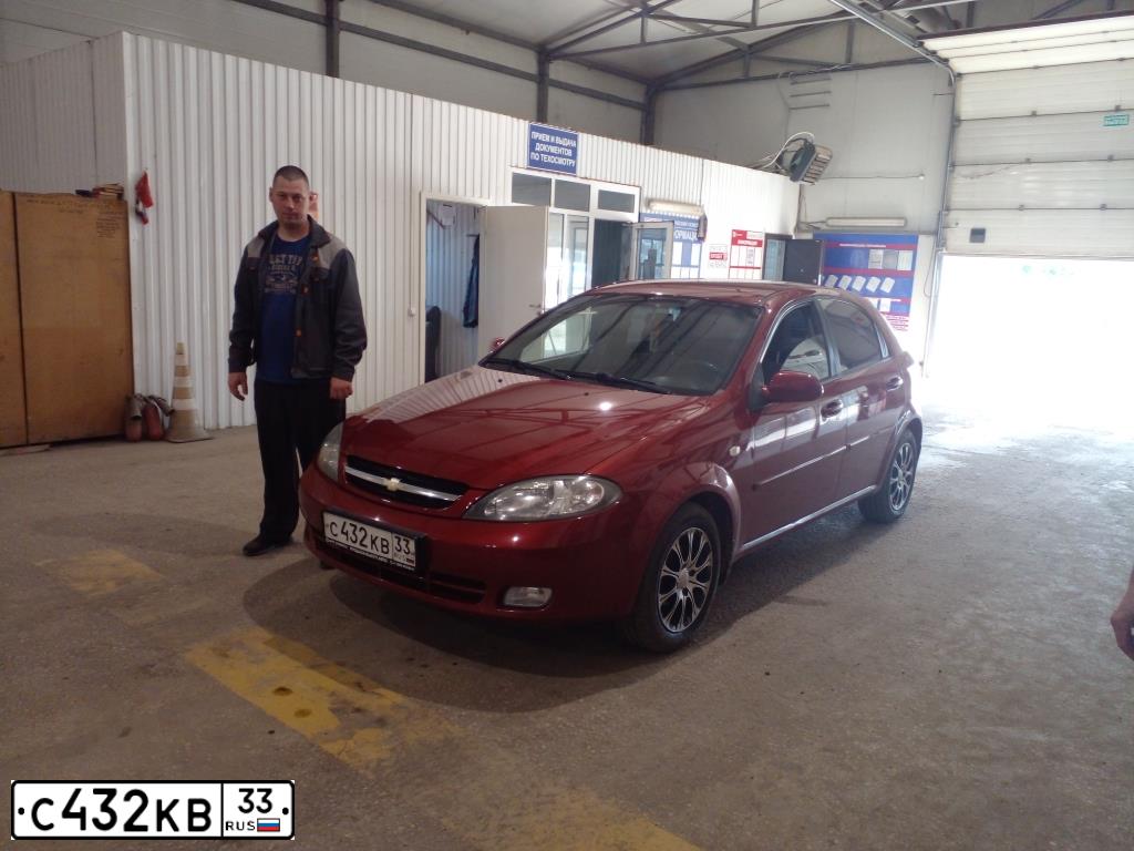Фото автомобиля CHEVROLET LACETTI, 2007 — госномер Х843УВ33. Цвет: Красный