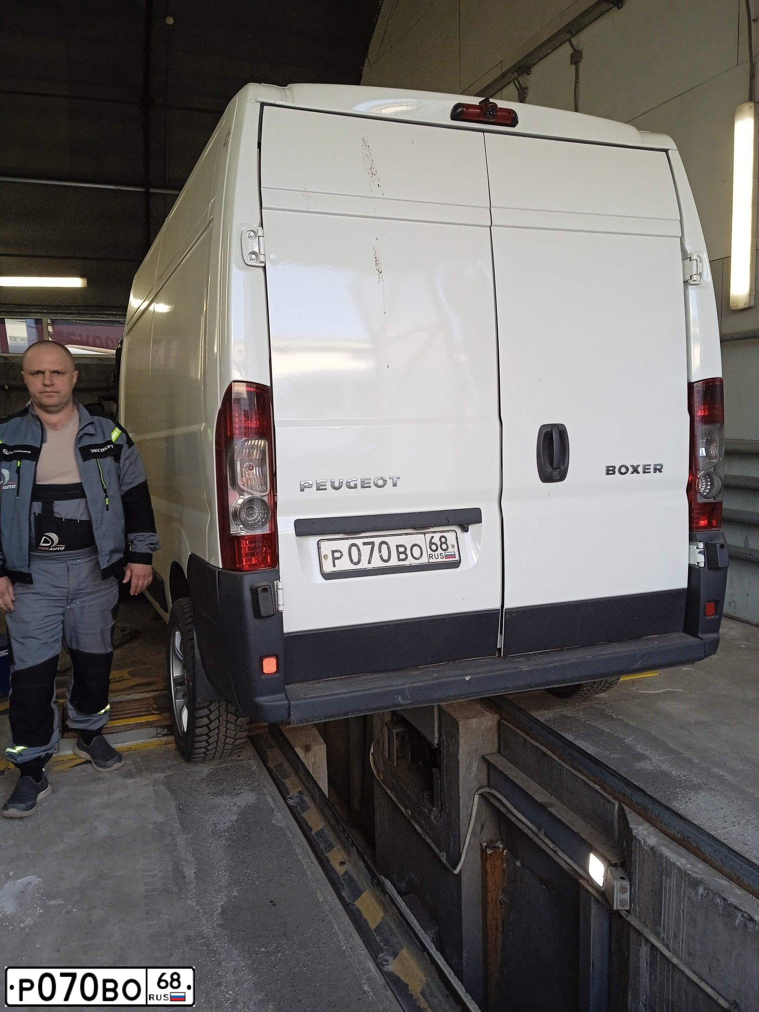 Фото автомобиля PEUGEOT BOXER, 2008 — госномер Т784ОТ198. Цвет: Белый