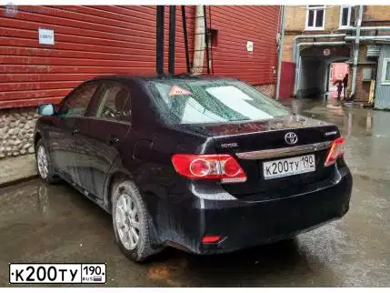 Фото автомобиля TOYOTA COROLLA, 2012 — госномер К200ТУ190. Цвет: ЧЕРНЫЙ