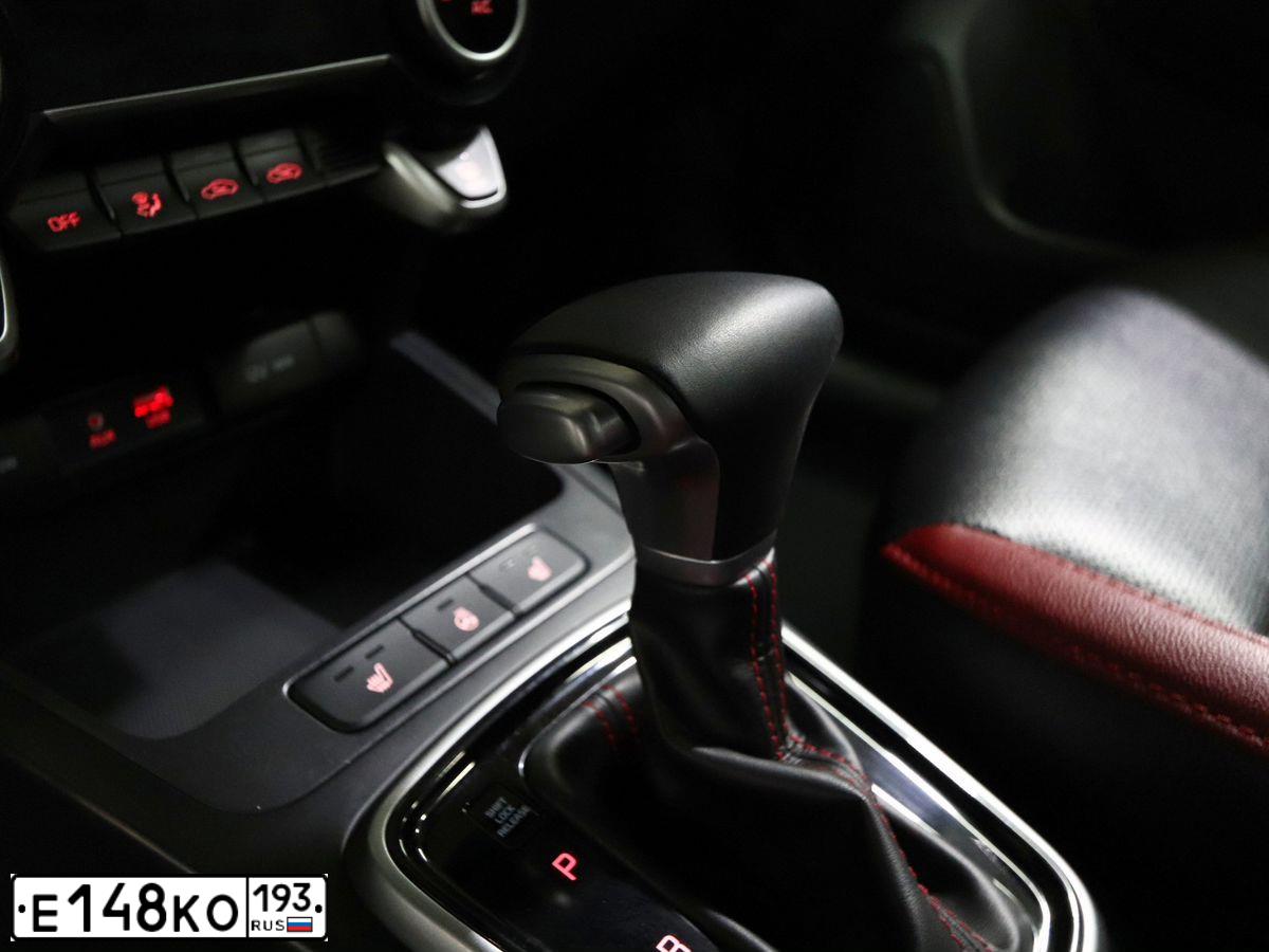 Фото автомобиля KIA RIO, 2020 — госномер Т899ТУ193. Цвет: СЕРЫЙ