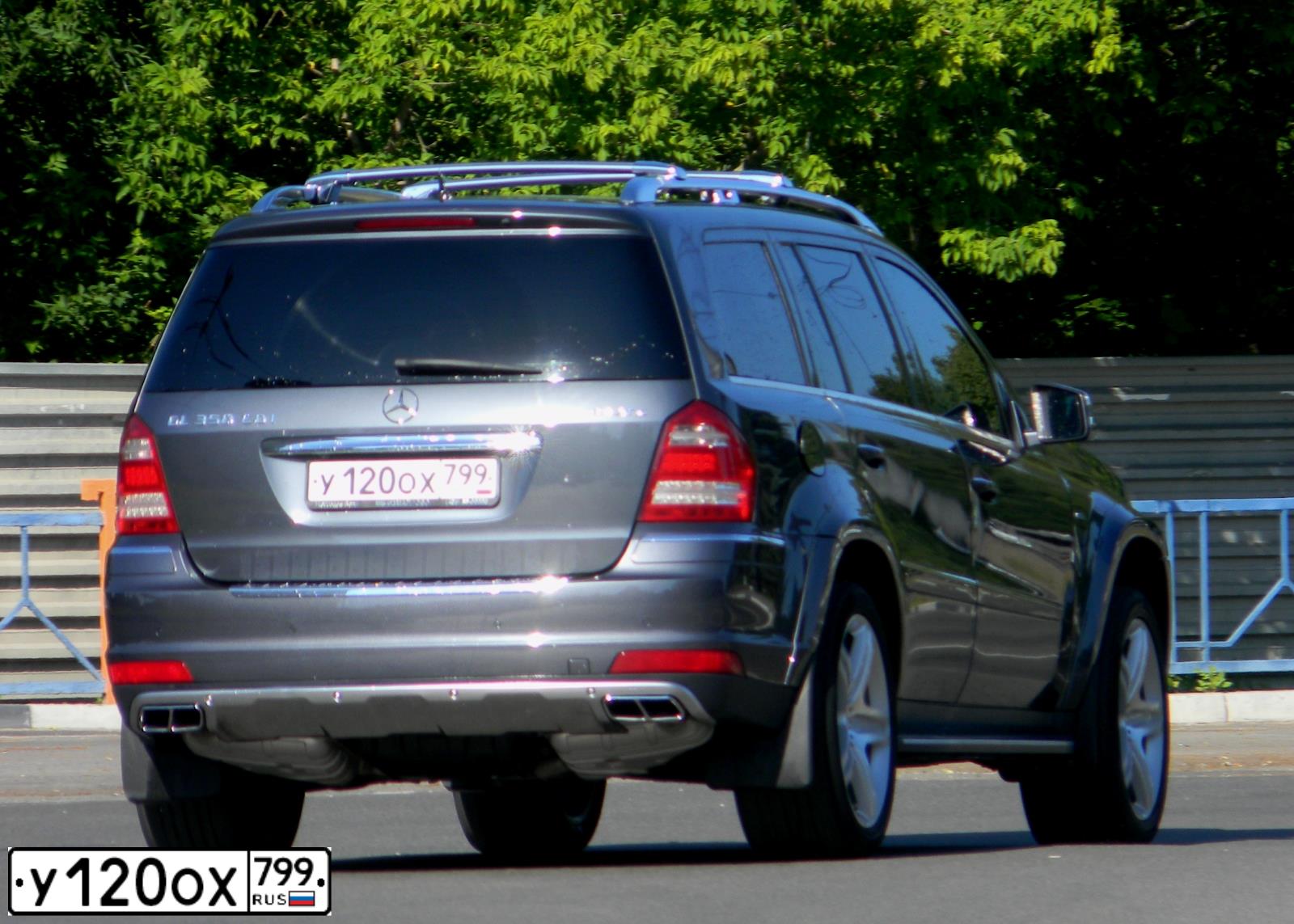 Фото автомобиля MERCEDES-BENZ GL350, 2012 — госномер Р646СС46. Цвет: СЕРЫЙ