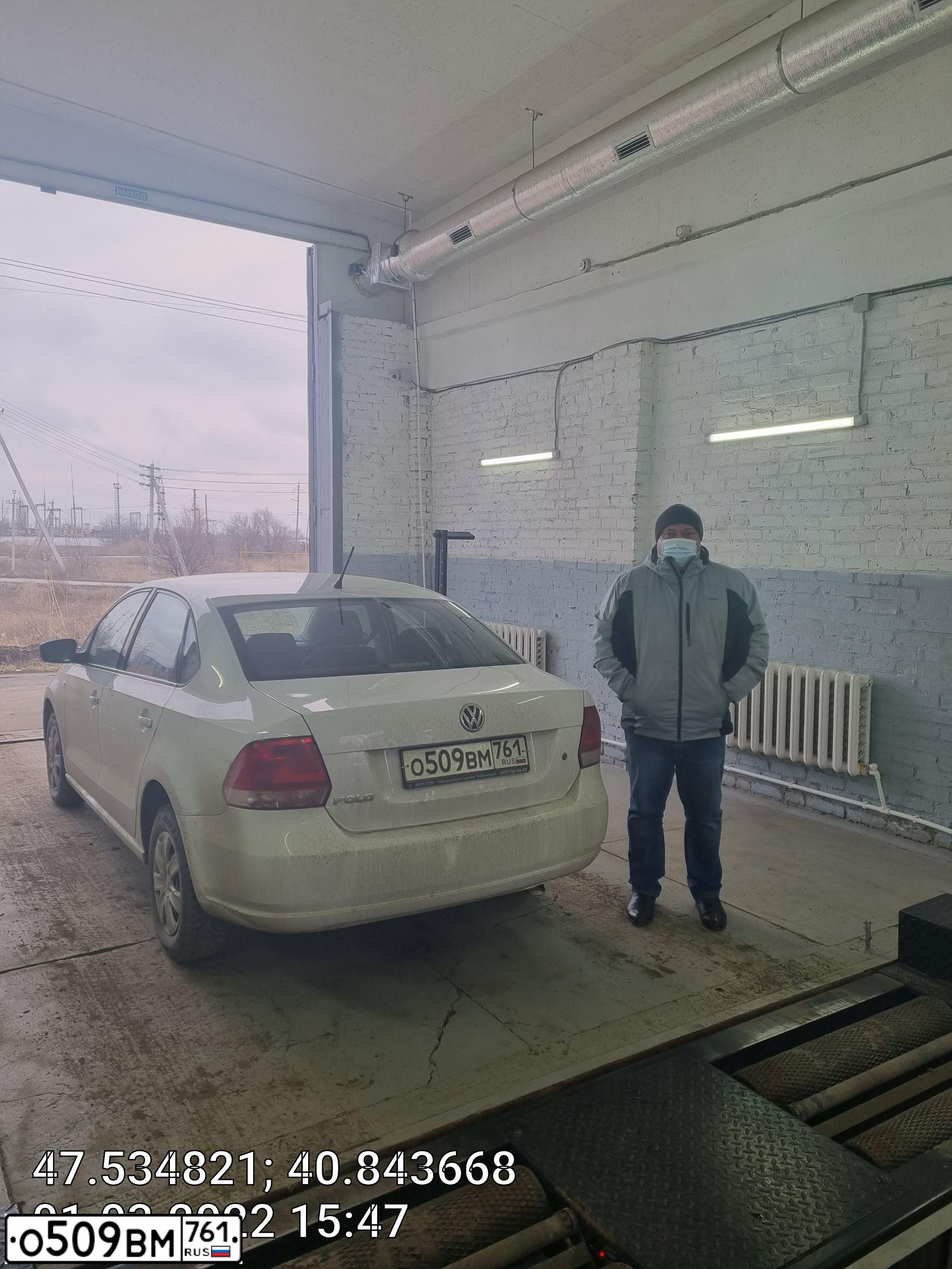 Фото автомобиля VOLKSWAGEN POLO, 2013 — госномер В711КН750. Цвет: Белый