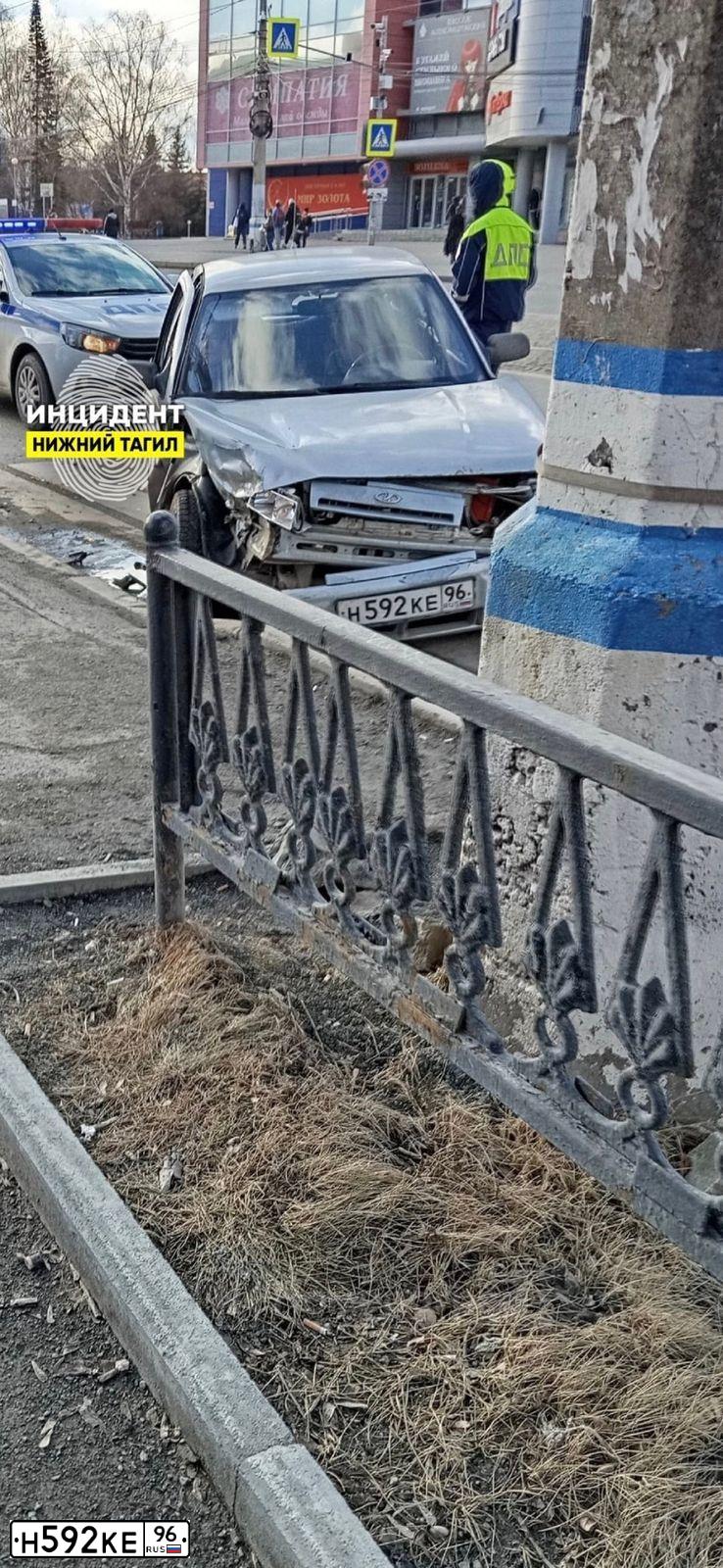 Фото автомобиля LADA 2110, 2002 — госномер Н592КЕ96. Цвет: СВЕТЛО-ГОЛУБОЙ