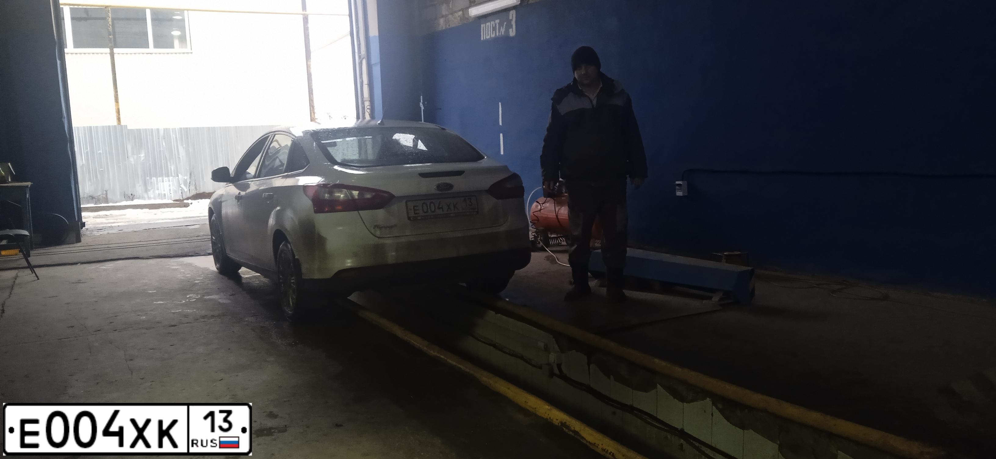 Фото автомобиля FORD FOCUS, 2012 — госномер Е004ХК13. Цвет: Белый