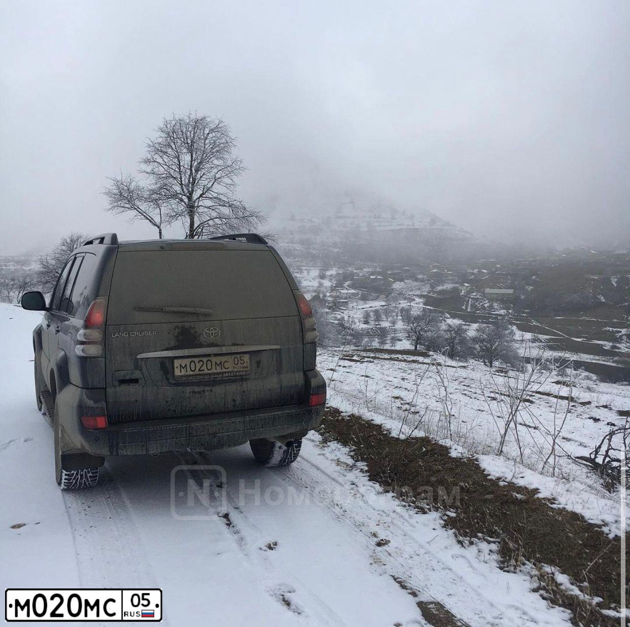 Фото автомобиля TOYOTA LANDCRUISER, 2007 — госномер М020МС05. Цвет: ЧЕРНЫЙ