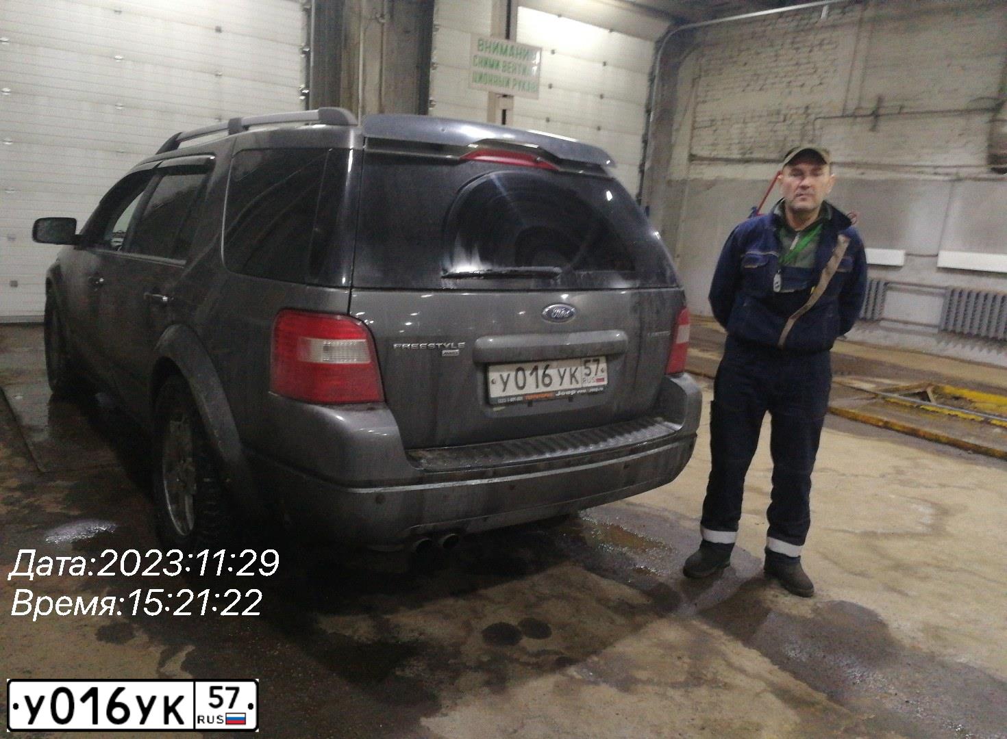 Фото автомобиля FORD FREESTYLE, 2004 — госномер Е729АУ977. Цвет: Серый