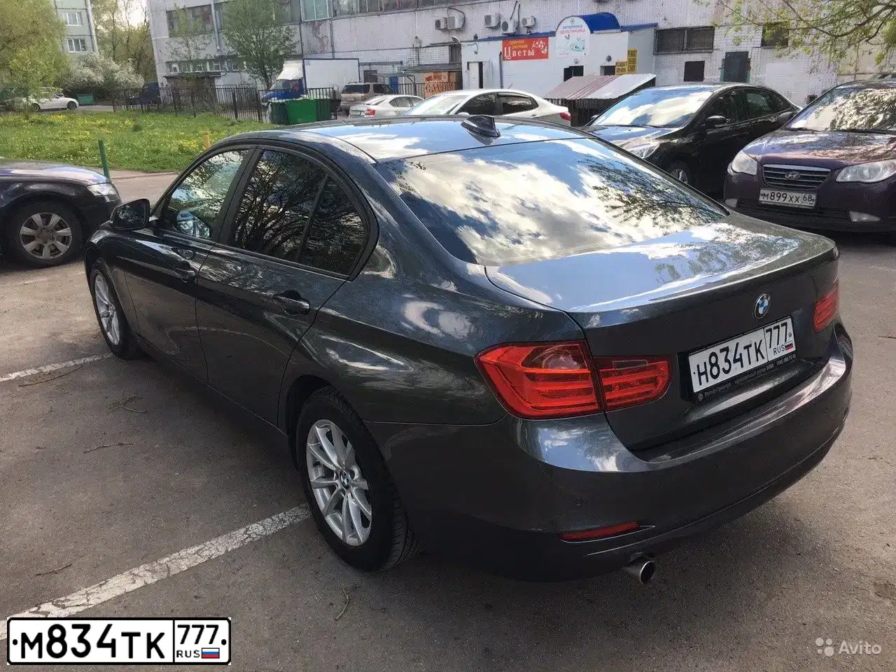 Фото автомобиля RENAULT LOGAN, 2014 — госномер М834ТК777. Цвет: БЕЛЫЙ-ЖЕЛТЫЙ-СЕРЫЙ