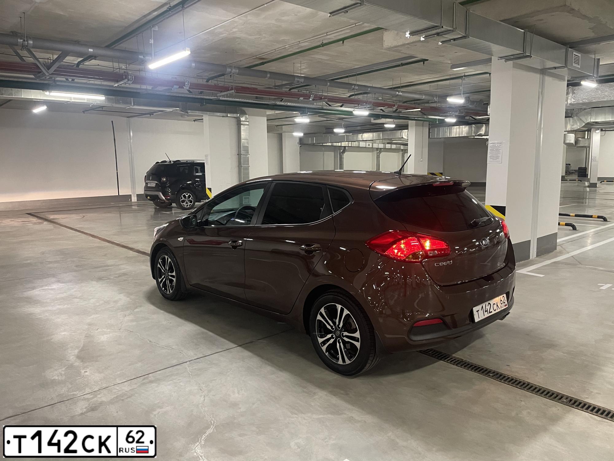 Фото автомобиля KIA CEE'D, 2015 — госномер Т142СК62. Цвет: КОРИЧНЕВЫЙ