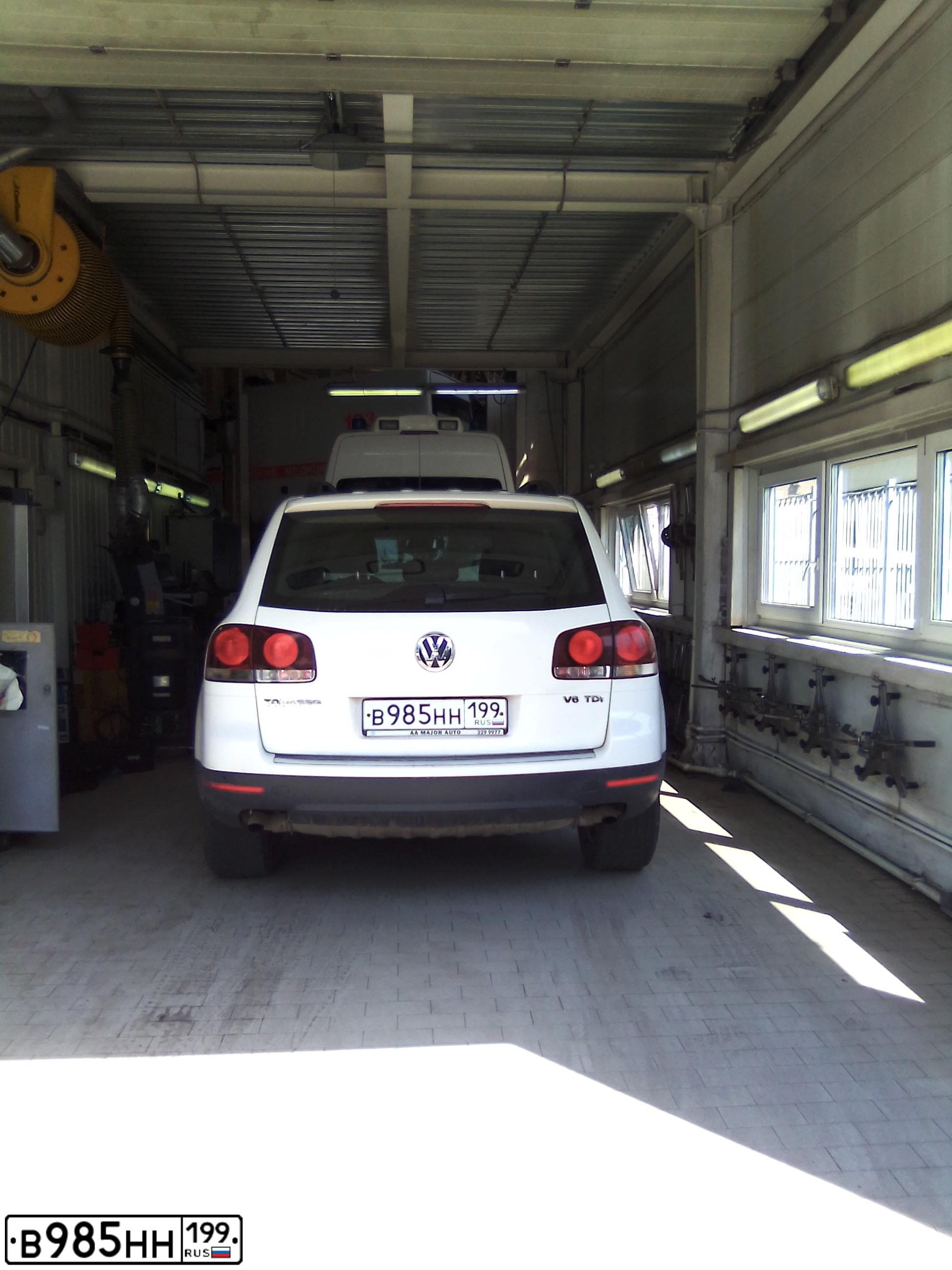 Фото автомобиля VOLKSWAGEN TOUAREG, 2008 — госномер В499УС33. Цвет: Белый