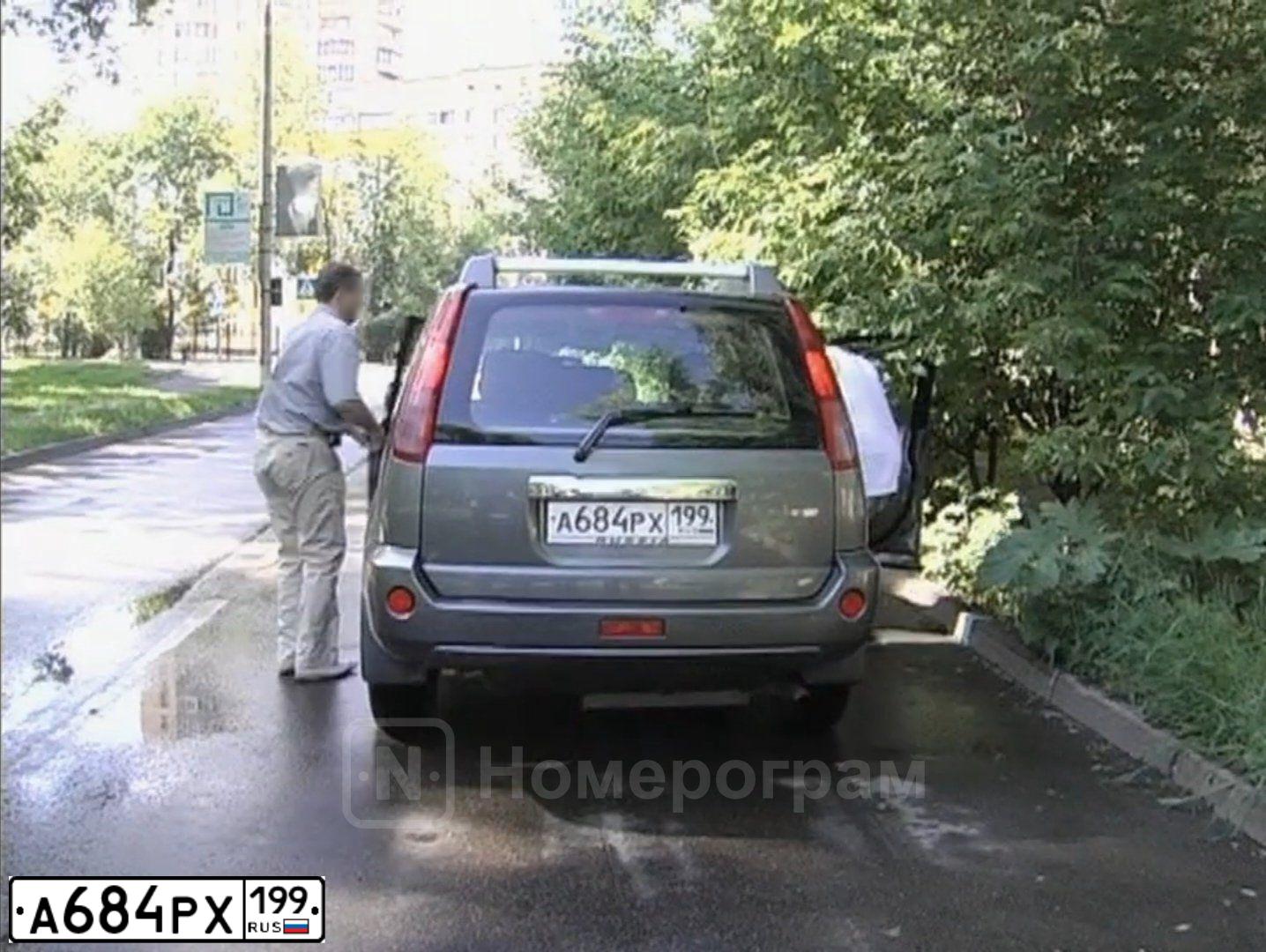 Фото автомобиля NISSAN X-TRAIL, 2007 — госномер А684РХ199. Цвет: СЕРЫЙ
