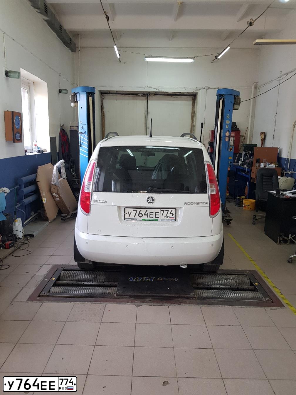 Фото автомобиля SKODA ROOMSTER, 2014 — госномер Р073ТА174. Цвет: Белый