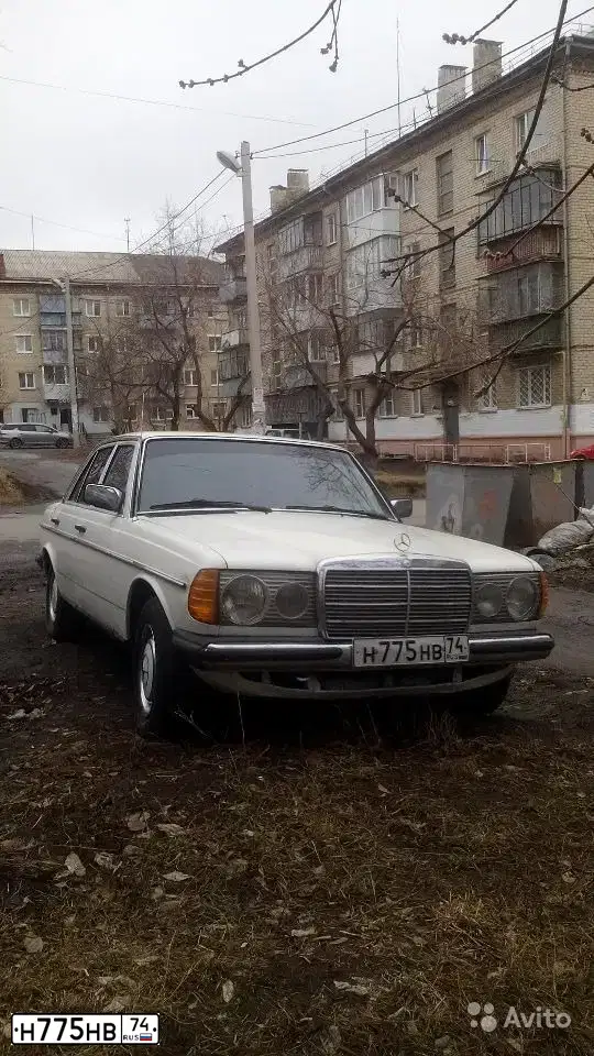 Фото автомобиля MERCEDES E-KLASSE, 1982 — госномер Н775НВ74. Цвет: Белый