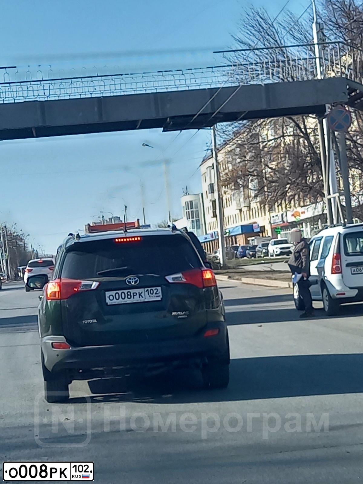 Фото автомобиля TOYOTA RAV4, 2013 — госномер О008РК102. Цвет: ТЕМНО-ЗЕЛЕНЫЙ