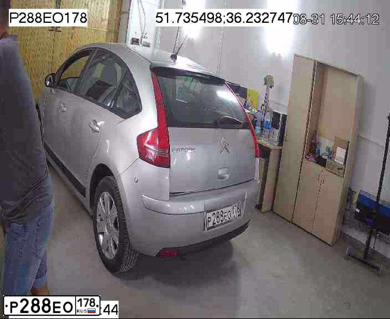 Фото автомобиля CITROEN C4, 2010 — госномер Р472АУ46. Цвет: Серебристый