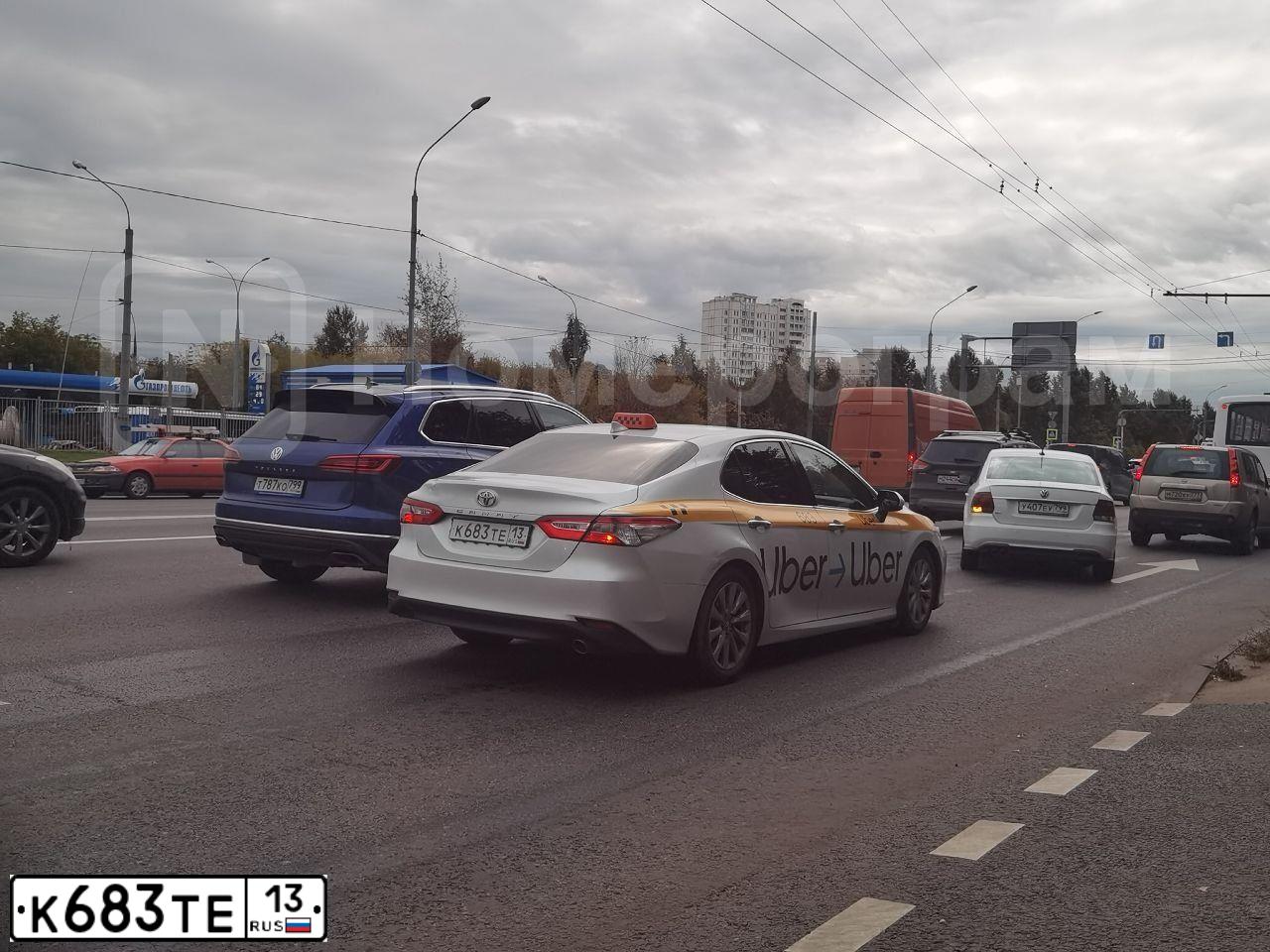 Фото автомобиля ТОЙОТА КАМРИ, 2018 — госномер У400ВК05. Цвет: БЕЛЫЙ ПЕРЛАМУТР