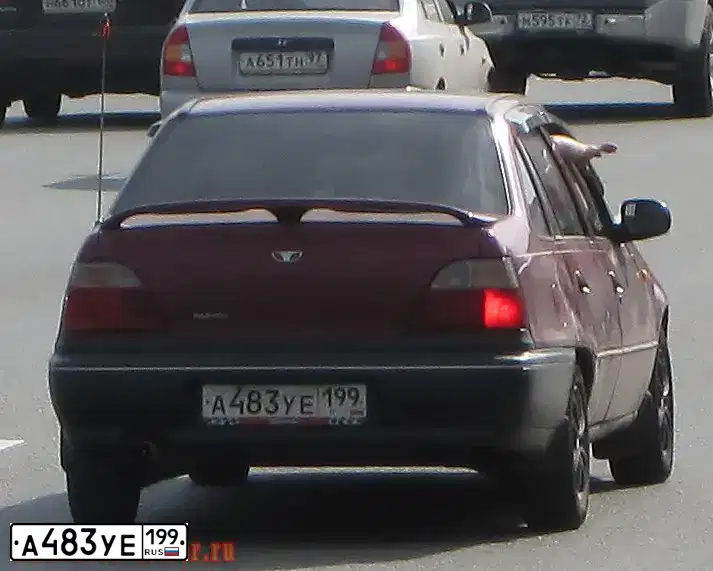 Фото автомобиля DAEWOO NEXIA, 2000 — госномер А483УЕ199. Цвет: Красный