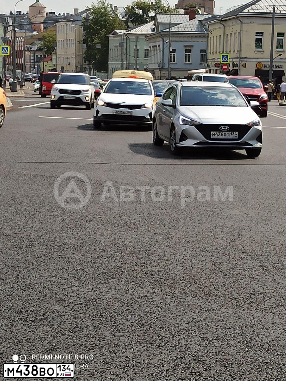 Фото автомобиля HYUNDAI SOLARIS, 2020 — госномер М438ВО134. Цвет: СЕРЫЙ