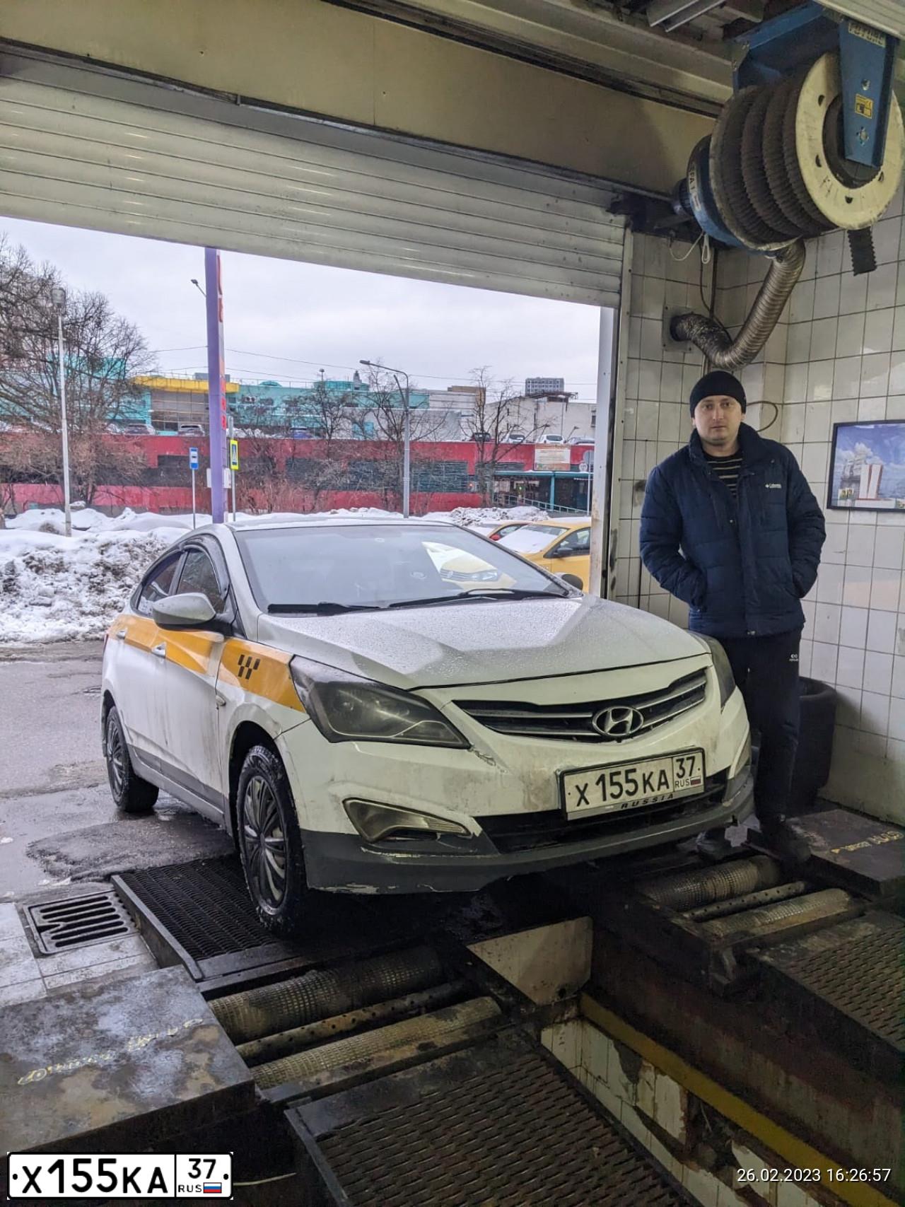 Фото автомобиля HYUNDAI SOLARIS, 2016 — госномер Х155КА37. Цвет: БЕЛЫЙ ЖЕЛТЫЙ СЕРЫЙ