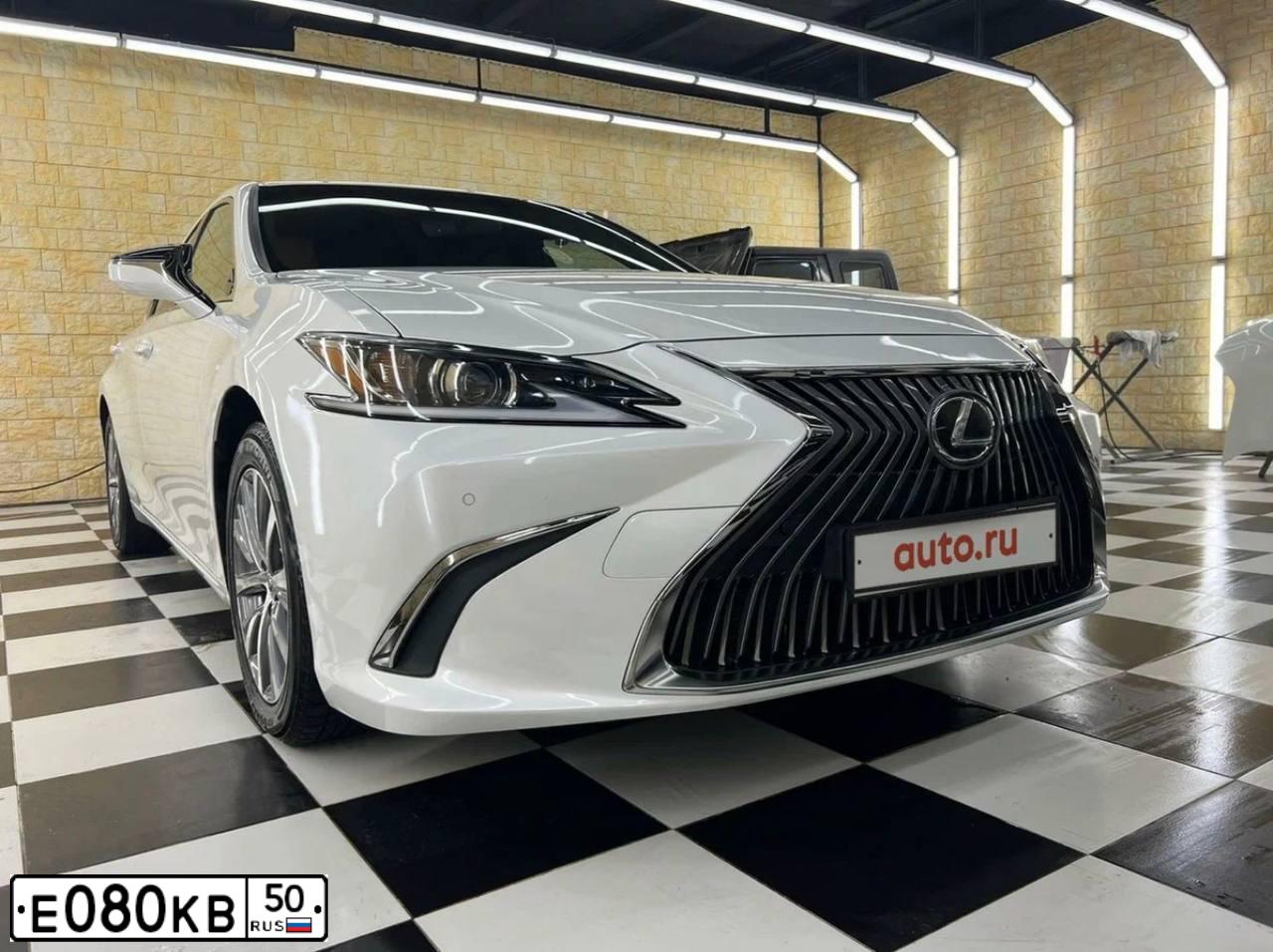 Фото автомобиля TOYOTA COROLLA, 2013 — госномер Е080КВ50. Цвет: Белый