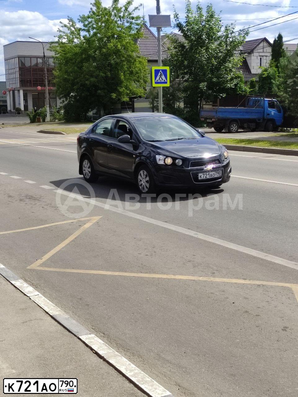 Фото автомобиля CHEVROLET AVEO, 2013 — госномер Т596КХ799. Цвет: ЧЕРНЫЙ