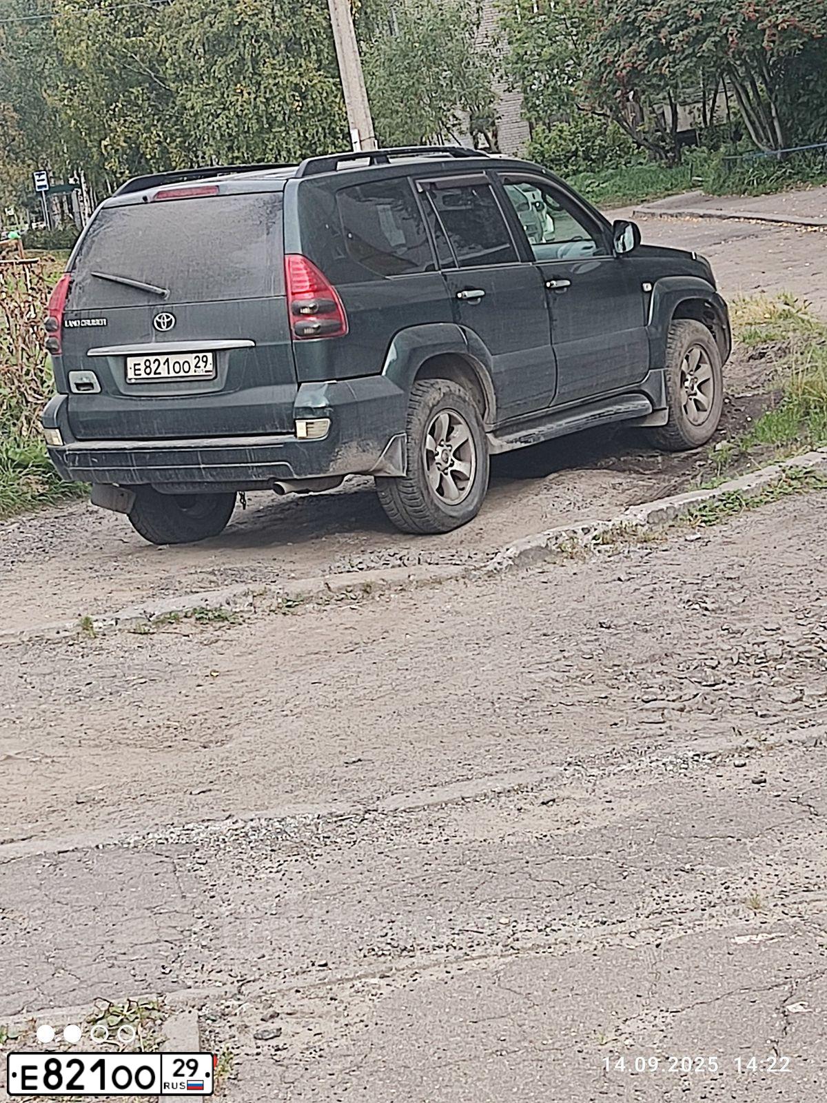 Фото автомобиля TOYOTA LANDCRUISER, 2007 — госномер Е821ОО29. Цвет: Темно-зеленый