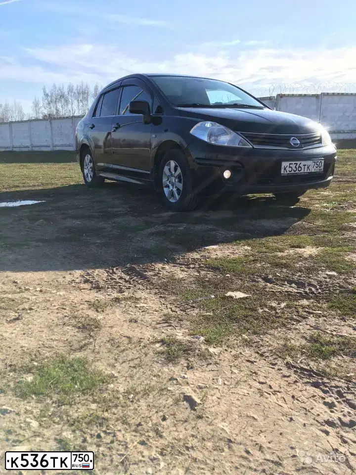 Фото автомобиля NISSAN TIIDA, 2011 — госномер В675ТМ122. Цвет: Коричневый